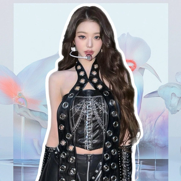 Темный маникюр: Вонён из IVE сочетает черный с серебром в дизайне ногтей осенью 2025 | Источник: theGirl