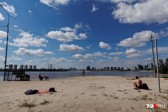 Островок песка есть&nbsp;— его почти полностью окружила вода | Источник: Ирина Шарова / 72.RU 
