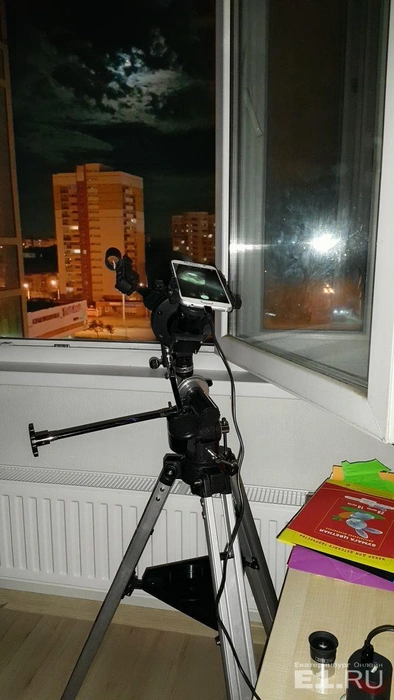 А некоторые снимали через телескоп на смартфон.