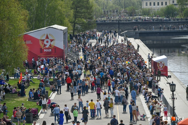 После салюта особенно трудно уехать домой — вечером в центре гораздо больше народа! | Источник: Артем Устюжанин / E1.RU