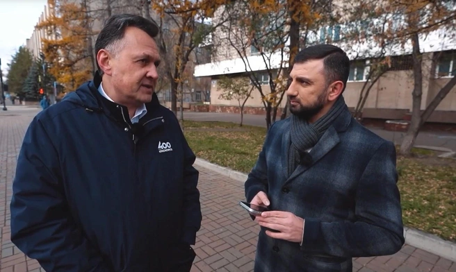 Мэр Сергей Верещагин и руководитель редакции новостей «Примы» Давид Абаджян | Источник: «Прима» / vk.ru