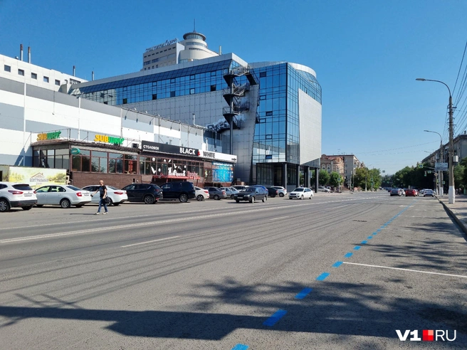 Парковка «как хочу» у Центрального рынка может дорого обойтись автовладельцу | Источник: Константин Завриков / V1.RU