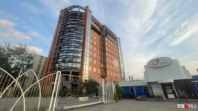 В пристрое к зданию расположился автоцентр | Источник: Дарья Макеева / 72.RU