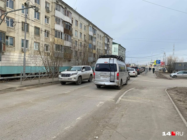 Ближе к Кальвица дорога тоже цела и невредима, только разметка у пешеходного перехода смылась | Источник: Надежда Ефимова / 14.RU