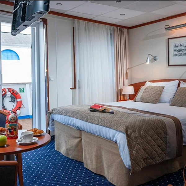 В каютах&nbsp;— телевизор, небольшой столик, шкаф | Источник: «Созвездие» / s-cruises.com
