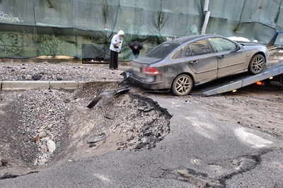 Автомобиль вытащили из ямы после прорыва теплотрассы