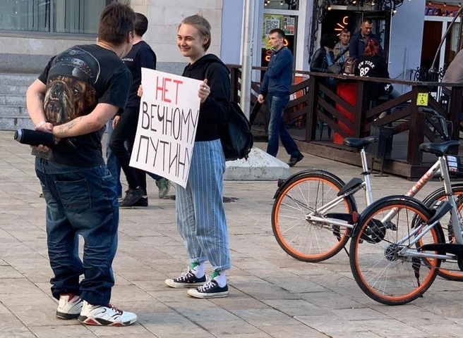 На улице Почтовой девушка «сказала нет вечному Путину» | ya62.ru