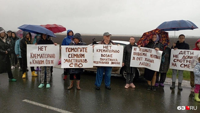 Недовольные сельчане подготовили несколько плакатов | Источник: Илья Овсянников / 63.RU 