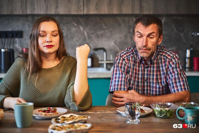 «Родом я отсюда, Новокуйбышевск — моя малая родина, — делится Лена. — Большую часть жизни жила в Тольятти, и в какой-то период своей жизни я уехала в Москву. Там мы познакомились с Димой. Собственно, наверное, для этого и нужно было туда съездить. Нарожали детей и вернулись» | Источник: Роман Данилкин / 63.RU