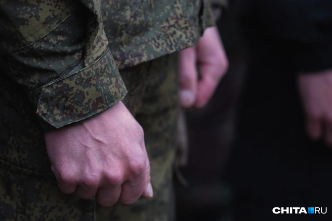 «Он ночью соскакивает и боится каждого шороха»: забайкальца хотят вернуть на СВО после сильной контузии Забайкалец получил ранение под Угледаром | Источник: Екатерина Тычинина / 74.RU