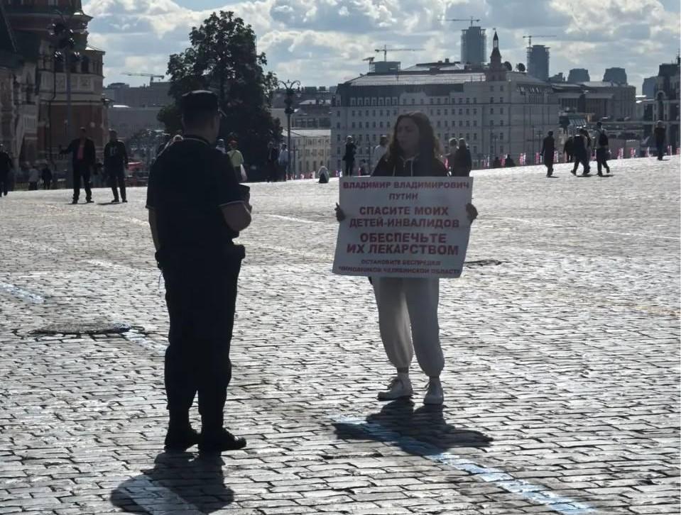Отца близняшек со СМА из Челябинска задержали после пикета на Красной площади ради оригинального лекарства для детей