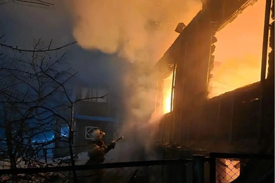 На Алтае в двухэтажном доме вспыхнул пожар на 80 м²