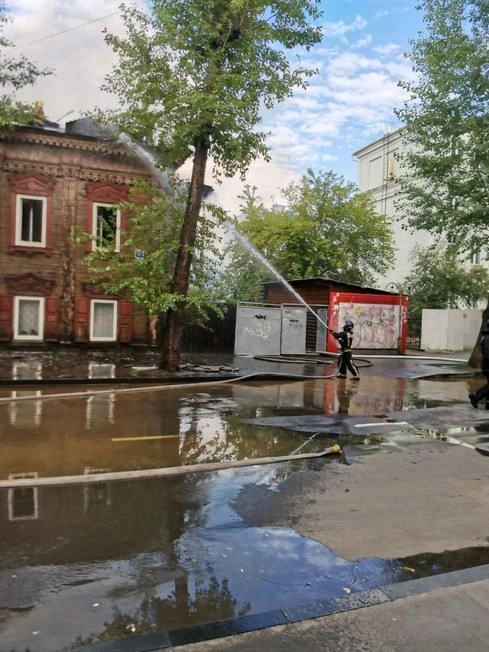 Деревянный дом-памятник XIX века загорелся в Иркутске, жильцы успели эвакуироваться | Источник: ГУ МЧС России по Иркутской области