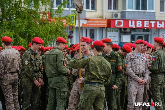 А вот и молодежь