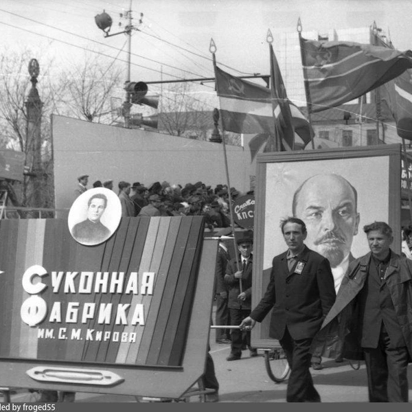 Переместимся в 1970-е. Представители Суконной фабрики несли флаги, транспаранты и огромный портрет Ленина | Источник: А.&nbsp;Я.&nbsp;Бирман / Pastvu.com