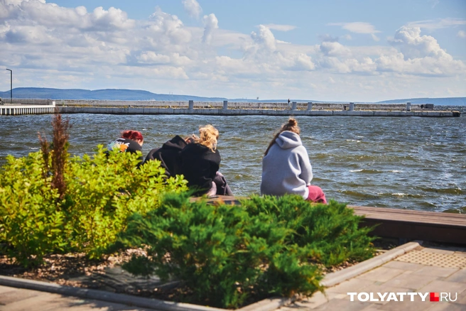 Лавочки у воды пустуют только, когда ветерок. В жару они заняты  | Источник: Роман Данилкин