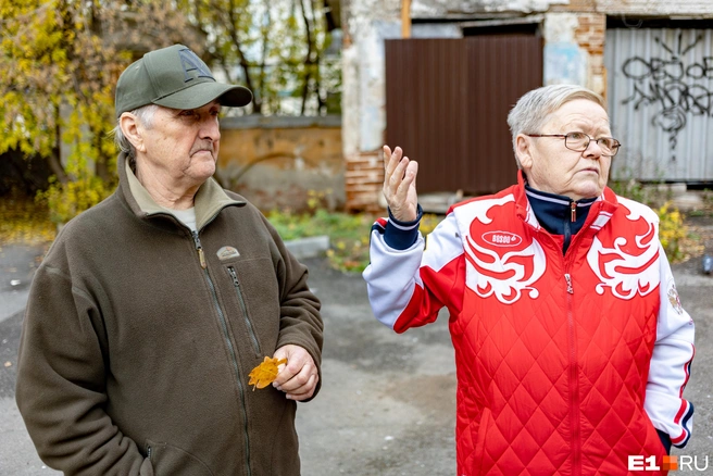 Леонид и Надежда&nbsp;— соседи уже несколько десятков лет | Источник: Владислав Лоншаков / E1.RU