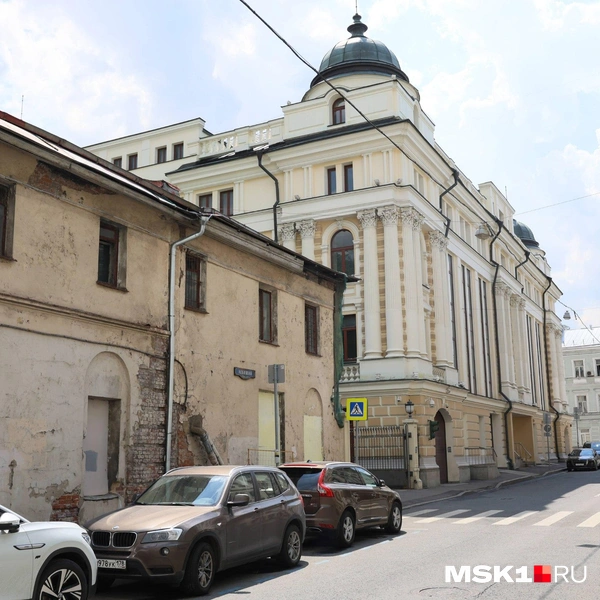В этом неприметном двухэтажном здании в свое время находился театр миниатюр с синематографом | Источник: Артем Устюжанин / MSK1.RU
