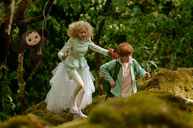 «Чебурашка» возвращается во второй части, но уже с характером | Источник: кадр из кинофильма «Чебурашка-2» (6+), реж. Дмитрий Дьяченко, киностудия Yellow, Black and White, 2025 год