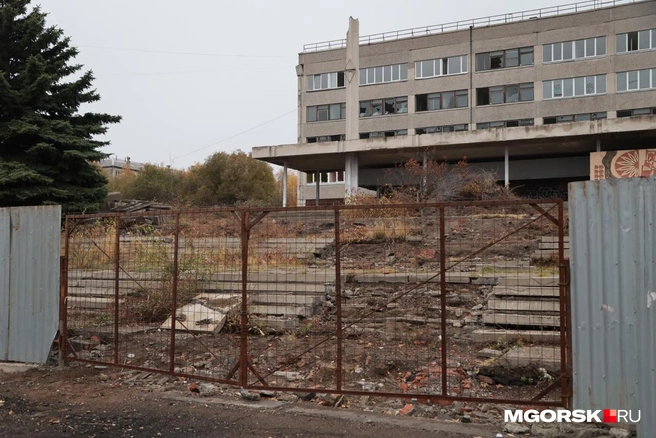 Разбор лестницы, ведущей к центральному входу,&nbsp;в разгаре | Источник: Наталья Зайцева / MGORSK.RU