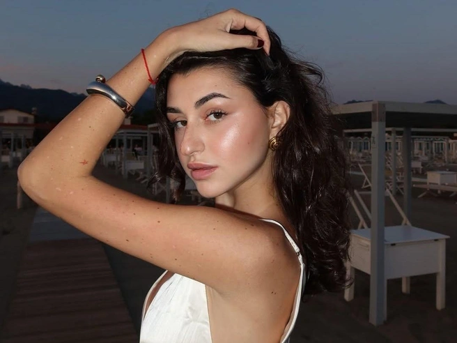 Эмма призналась, что простила парня, который не поддержал ее участие в проекте и бросил накануне поездки | Источник: emchikus / Instagram (экстремистская организация, деятельность запрещена на территории РФ)