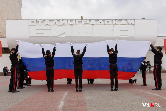 Развертывание флага России на фоне музея-панорамы — зрелище, от которого захватывает дух | Источник: Алексей Волхонский / V1.RU