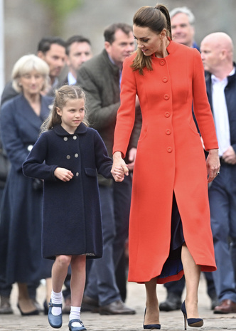 Кейт Миддлтон в оранжевом настроении вновь блестяще заменяет королеву