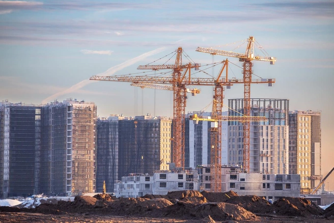 Девелоперы сбавили обороты: почему снижается ввод жилья и что ждет рынок дальше | Источник: iStock.com / NataliaNaberezhnaia