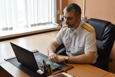 Житель Холмска обвиняется в угрозе и оскорблении полицейского