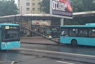 Автобус уронил столб на другой автобус у метро Проспект Ветеранов