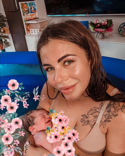 Блогер из Украины родила ребенка в домашнем бассейне и показала весь процесс в прямом эфире