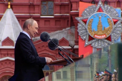 Путин выступил с речью на параде Победы