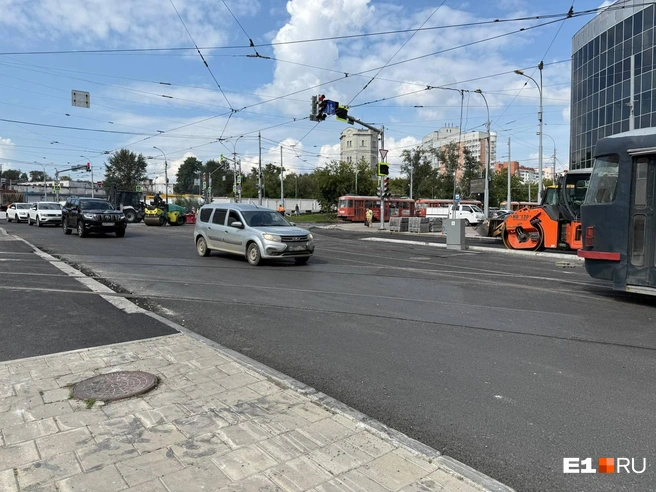 По словам чиновников, ремонт улицы завершится в соответствии с графиком | Источник: Ирина Шутько / E1.RU