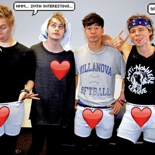 So cute! 5SOS исполнили She's Kinda Hot на игрушечных инструментах