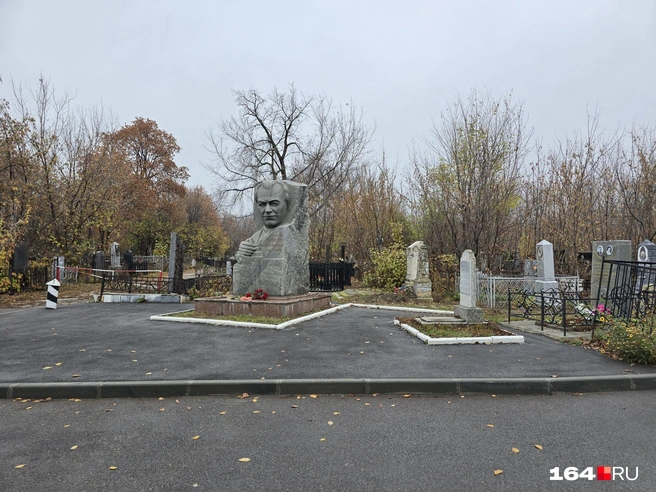 Кенотаф академику Николаю Вавилову, погибшему в застенках чекистов | Источник: Семен Коротов-Майбах / 164.RU