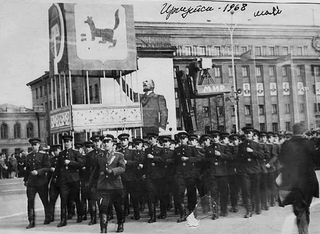 Парад Победы в 1968 году. Перед зрителями&nbsp;— войска Иркутского гарнизона | Источник: Ефим Россихин / pastvu.com