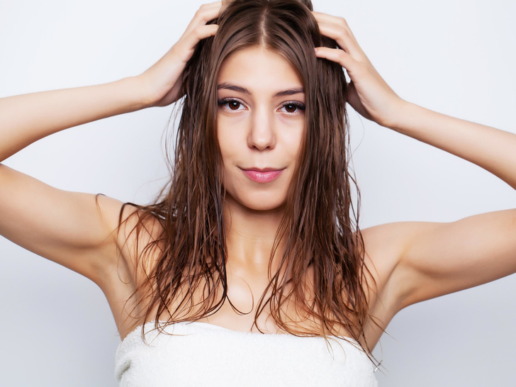 Мягкие как шелк: секреты быстрого восстановления волос в домашних условиях — и всего за один вечер