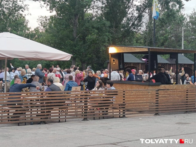 В шашлычке парка в тот вечер было настоящее столпотворение | Источник: Юлия Дроглева