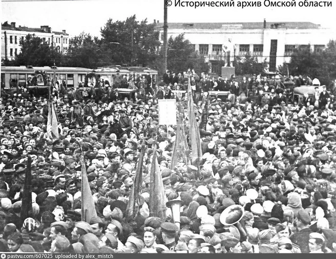Толпа на площади у вокзала | Источник: М. В. Горохов / Фотофонд ИАОО / Pastvu.com