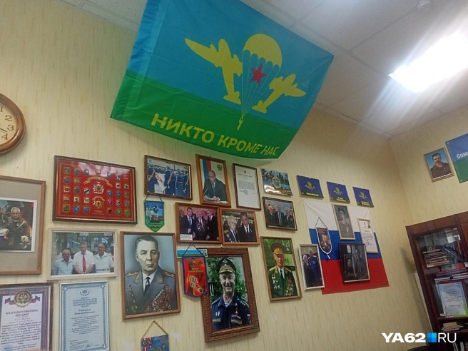 В кабинете Николая Ивановича всё напоминает о конфликтах, в которых он участвовал, и о людях, с которыми его сводила судьба | Источник: Кристина Мельникова / YA62.RU