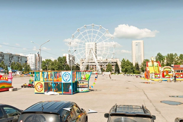 Небольшое здание по центру — Следственный комитет | Источник: yandex.ru/maps