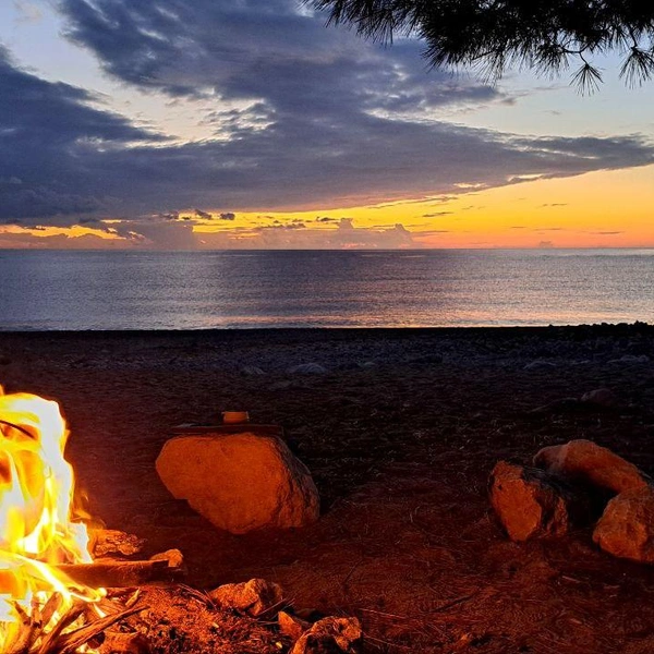 Что может быть лучше, чем костер, песок, море и закат | Источник: Евгений Рубе