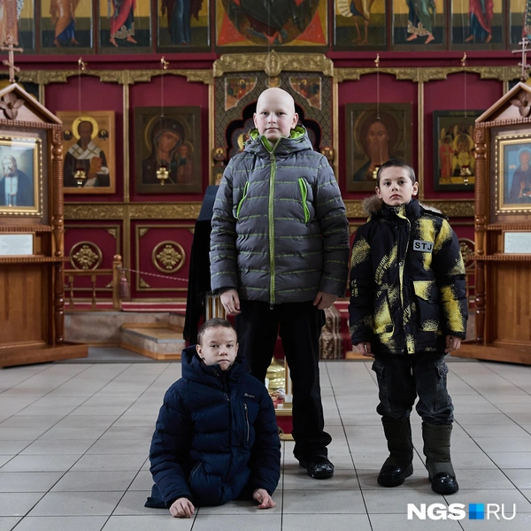 Трое новосибирских звонарей: Фока Малыгин (14 лет), Алексей Гешев (11 лет) и Виктор Малыгин (7 лет) | Источник: Александр Ощепков / NGS.RU