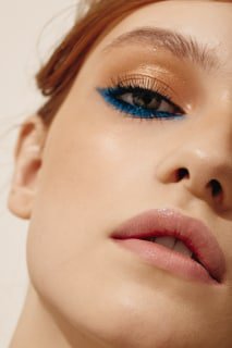 Как ввести синий цвет в макияж и не пожалеть об этом