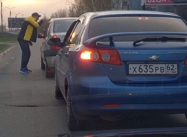 На улице Зубковой агрессивный пассажир вышел разбираться с водителем Renault | ya62.ru