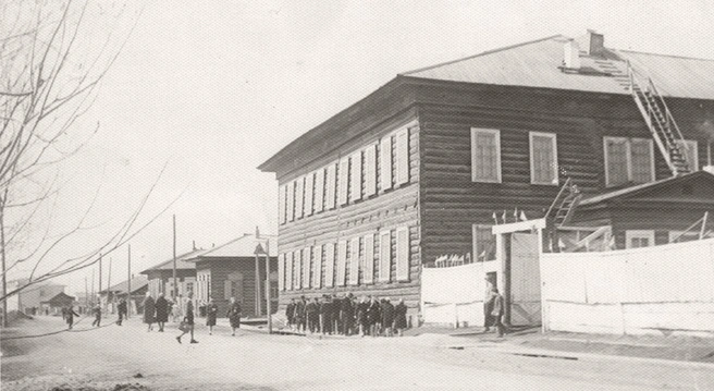 Двухэтажное деревянное здание 1873 года постройки — бывшая мужская прогимназия. На момент съемки — школа № 3 (1955–1963 гг.) | Источник: historical-baggage.ru