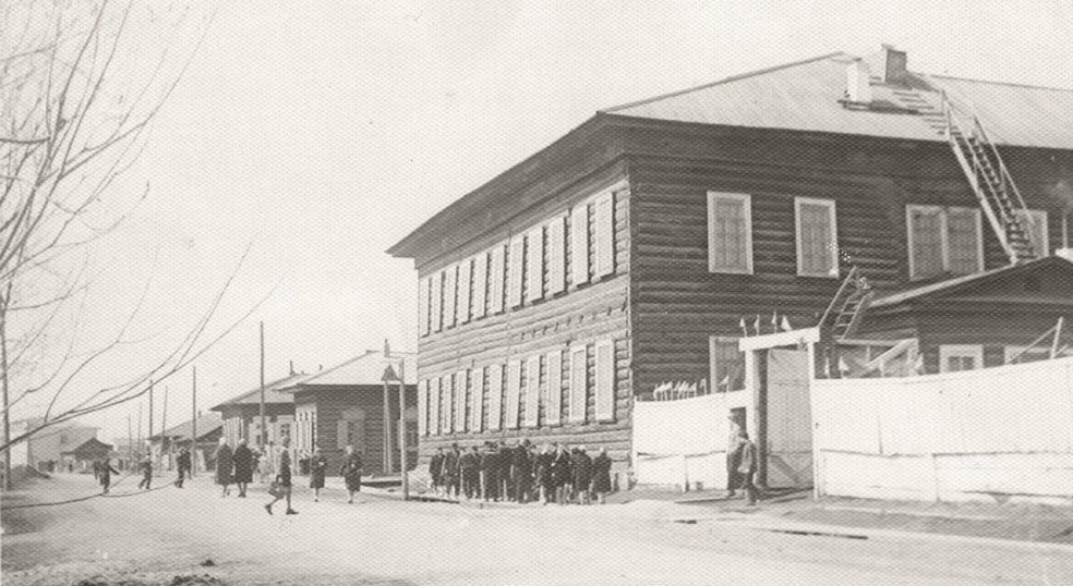 Двухэтажное деревянное здание 1873 года постройки&nbsp;— бывшая мужская прогимназия. На момент съемки&nbsp;— школа № 3 (1955–1963 гг) | Источник: historical-baggage.ru
