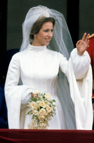 АннаПринцесса Анна, отправляясь к алтарю с капитаном Марком Филлипсом в 1973 году, несла в руках букет из ландышей, белых роз, стефанотиса и мирта.