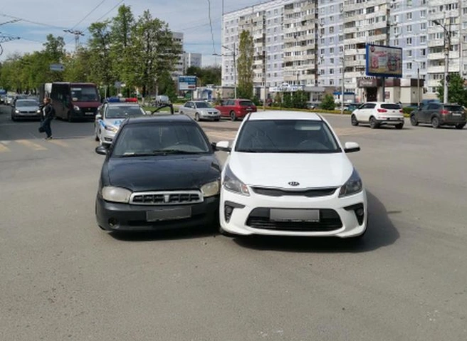 На улице Есенина столкнулись два автомобиля Kia | ya62.ru