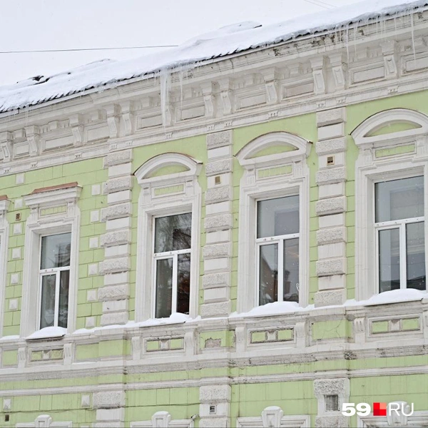 Над винотекой тоже ледяная бахрома | Источник: Василина Любимова / 59.RU
